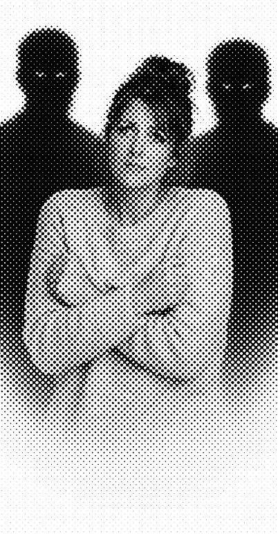 Une femme entourée par deux hommes