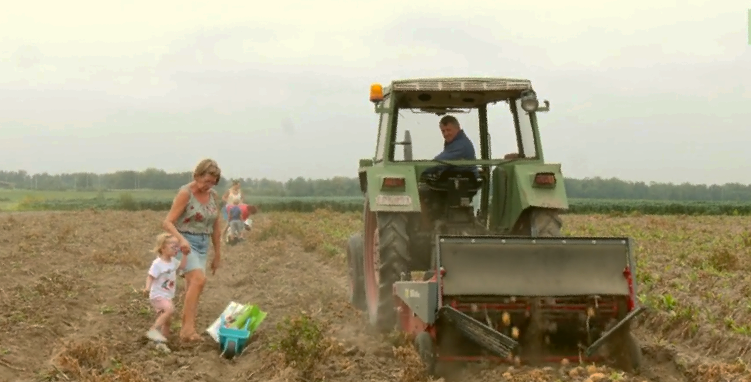 Mère et fille dans un champ